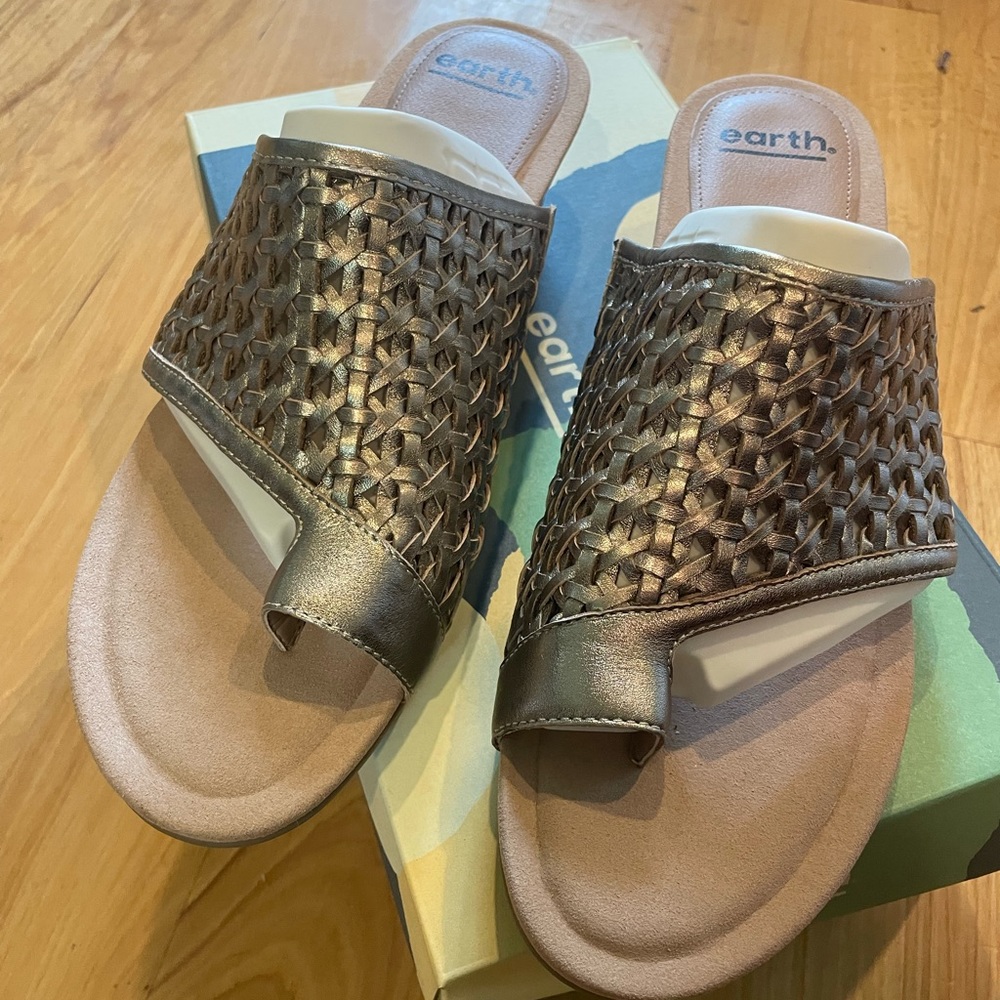 New in box EARTh,  Pisa, Wellfleet, gold, slip wedges, size 11
